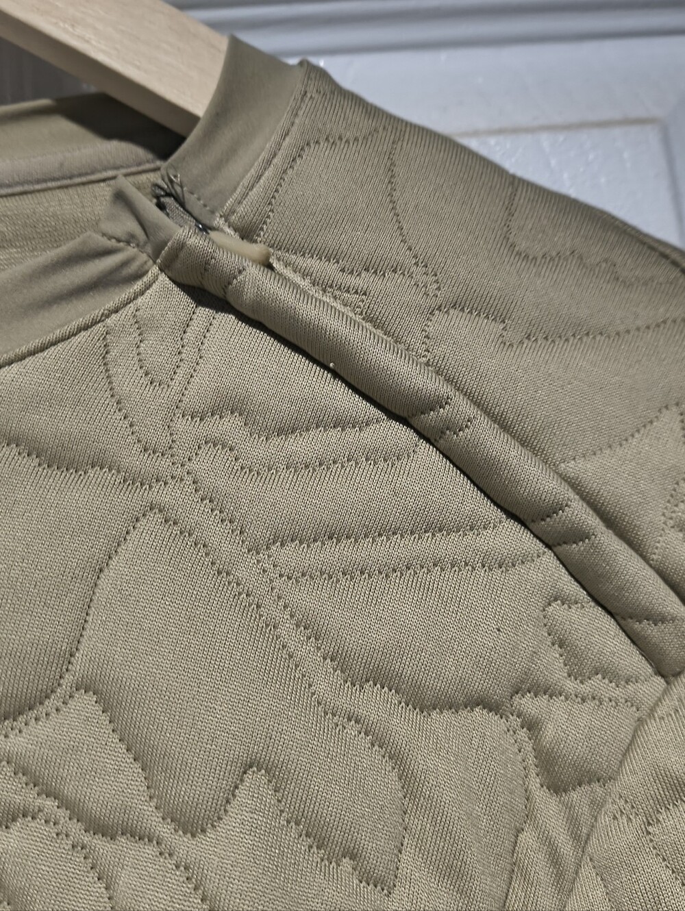 Nike Dri-FIT Beige Tan Khaki Quilted Floral Asymmetric Zip Pullover Sweatshirt M - Picture 5 of 13
